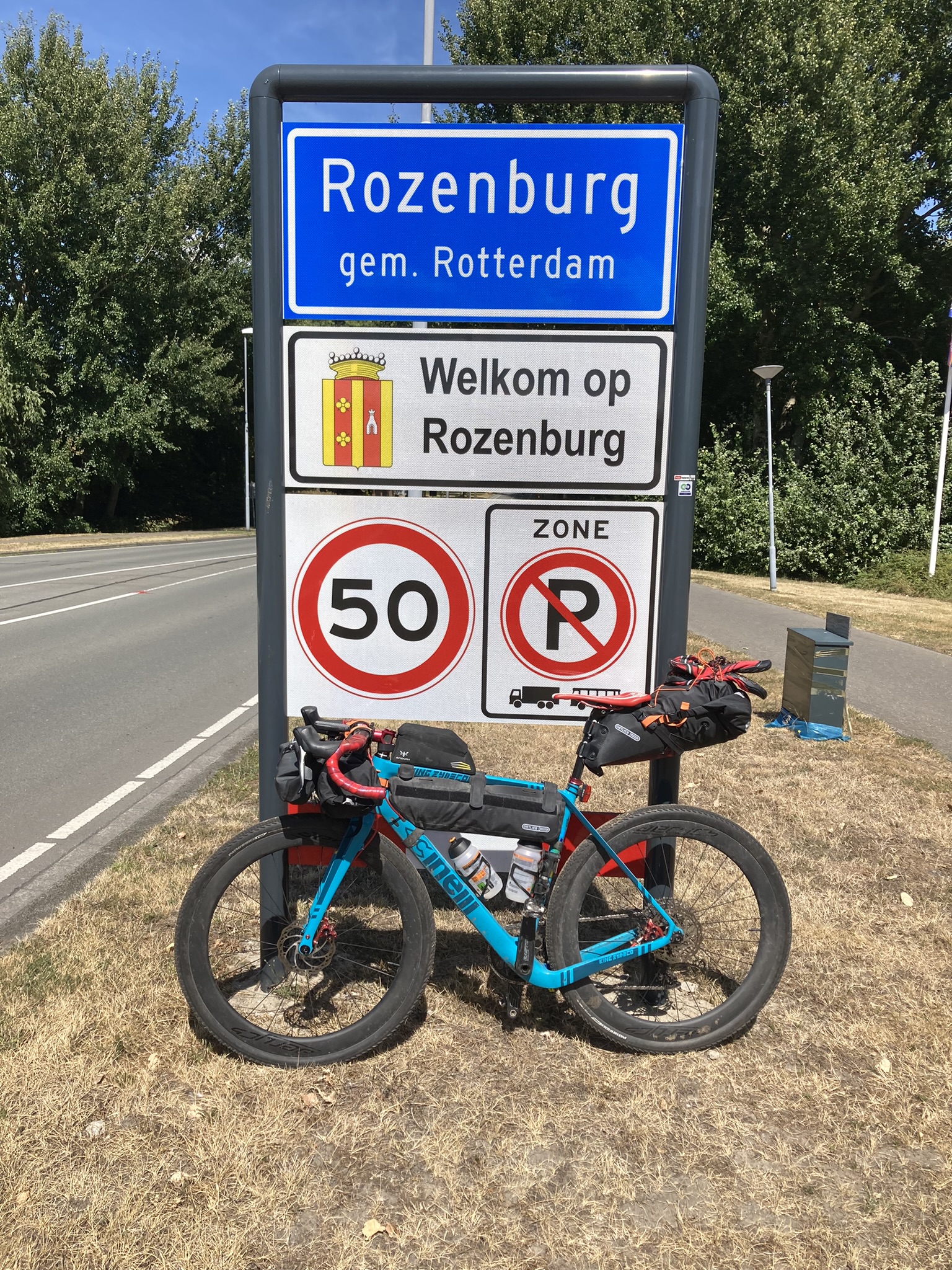 Bikepacking Niederlande -  Gravelbike vor Ortsschild Rozenburg bei Rotterdam in Südholland – Start der Radreise Brielle Amsterdam Brielle entlang der niederländischen Küste und des Rhein-Maas-Deltas.