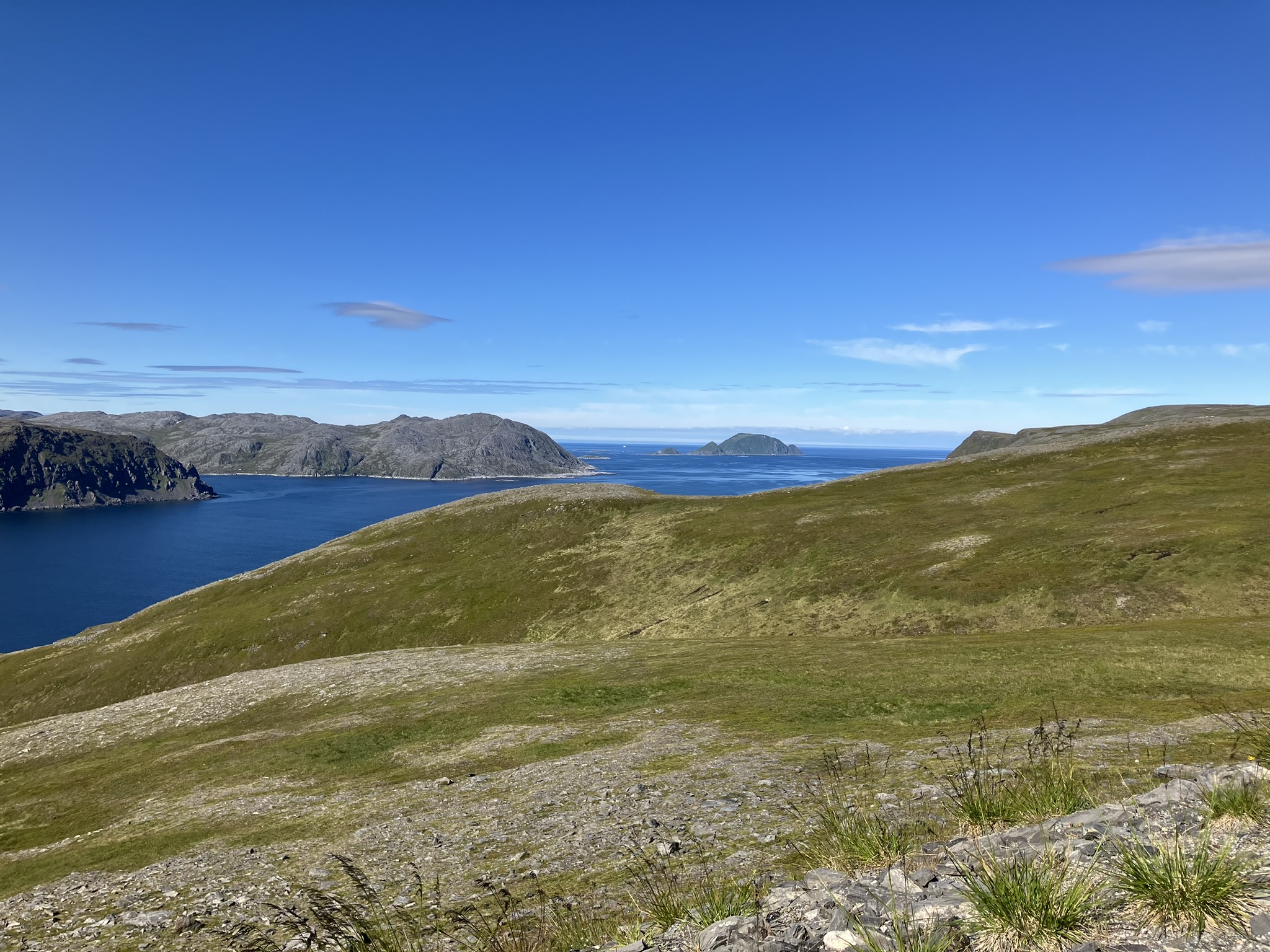 Bikepacking Norwegen - Weite Küstenlandschaft auf der Nordkapphalbinsel in Nordnorwegen