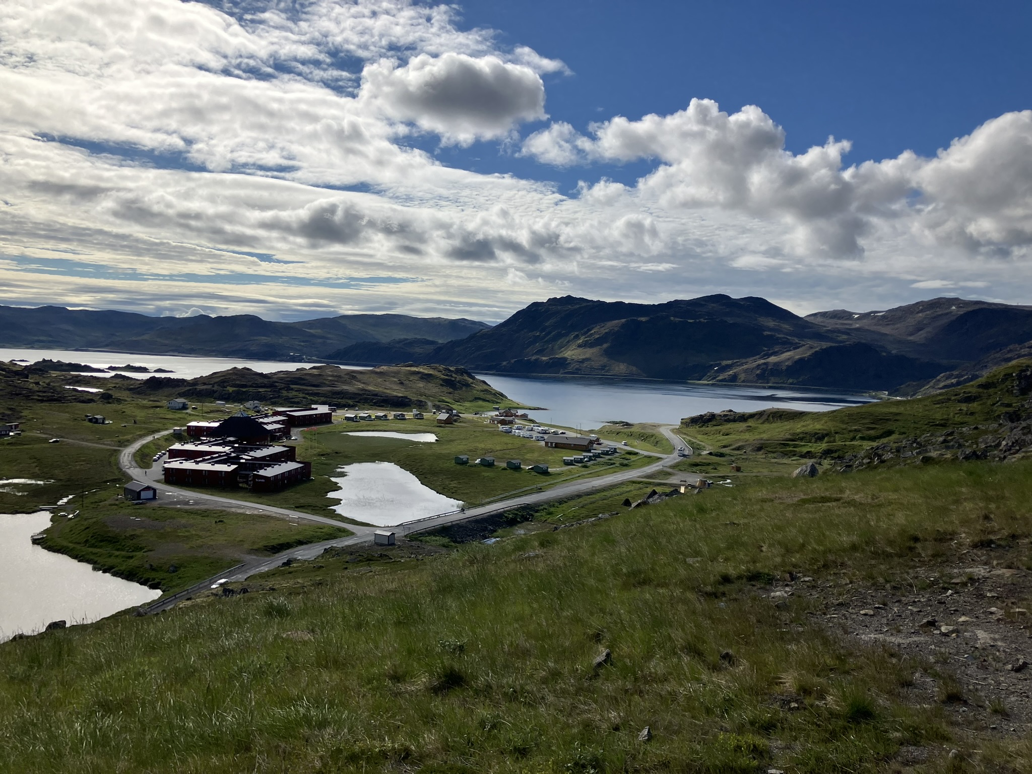 Bikepacking Norwegen - Bikepacking Nordkap Norwegen Landschaft mit Campingplatz und Fjord – Etappe auf Gravelreise zum Nordkap