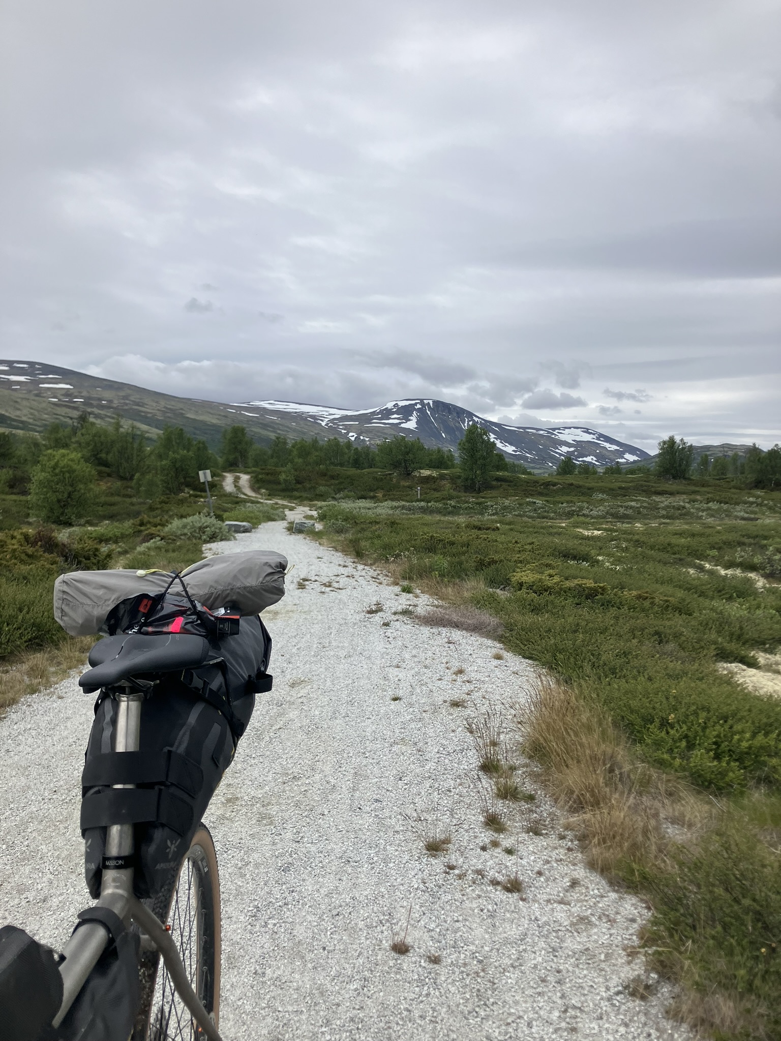 Bikepacking Schweden - Beladenes Gravelbike auf einsamer Schotterpiste in Skandinavien – mehrtägige Bikepacking-Tour von Stockholm nach Trondheim durch unberührte Natur
