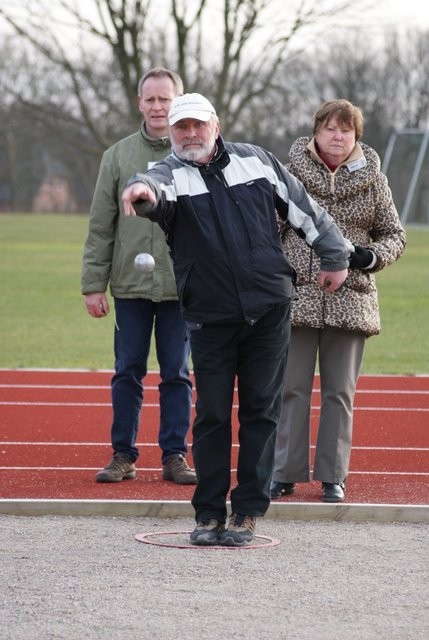 3.3.2012 - Sigfried Braun von "Sylter Bouletten" beim Wurf. Peter Matzen (li.) und Helga Kirchner schauen gespannt zu.