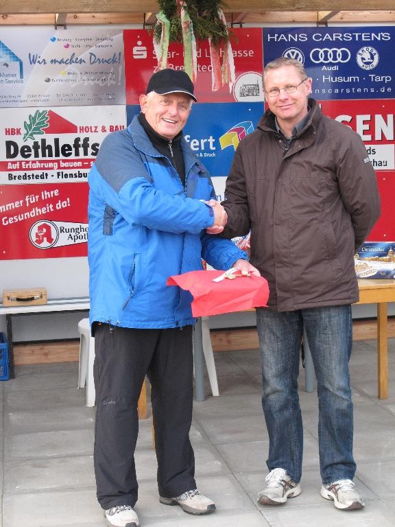 5.11.2011 - Schlüsselübergabe vom Vereinsvorsitzenden Arno Borchardt (re.) an den Spartenleiter Boule Manfred Habenicht (li.)