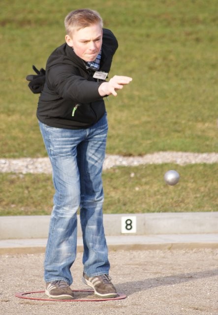 3.3.2012 - Der erst 17jährige Michel Martensen, der jüngste der Geest-Bouler, beim Wurf.