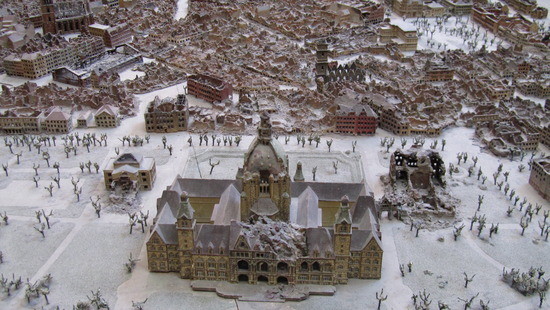Modell der Stadt bei Kriegsende im Neuen Rathaus