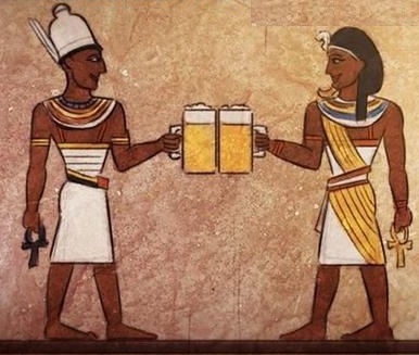 Bier war schon im alten Ägypten ein Grundnahrungsmittel aller Bevölkerungsschichten, einschließlich des Königshauses. Selbst die Arbeiter für den Pyramidenbau erhielten täglich zwei Krüge Bier