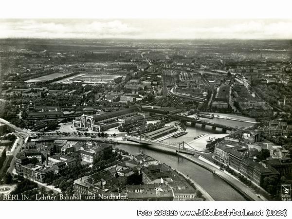 Auf dem Bild aus den 1920er Jahren sieht man in der Mitte den Lehrter Bahnhof. Auf der Rückseite der Bahnhofshalle befindet sich der Lehrter Stadtbahnhof, dessen Gleise senkrecht zu den Gleisen des Fernbahnhofs verlaufen.