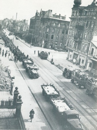 Überführung der Leichen am 2. Mai 1945 auf der Hildesheimer Straße