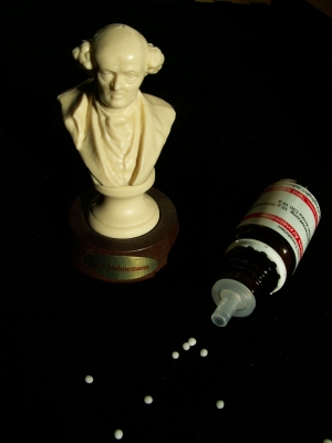 Homöopathie bei einem Reizdarm. Kann das wirklich helfen, oder ist die Homöopathie tatsächlich eine Irrlehre, wie viele Schulmediziner behaupten?