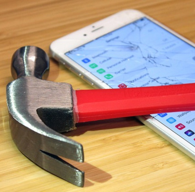 Du hast einen Reizdarm? Dann wirf dein Smartphone aus dem Fenster!