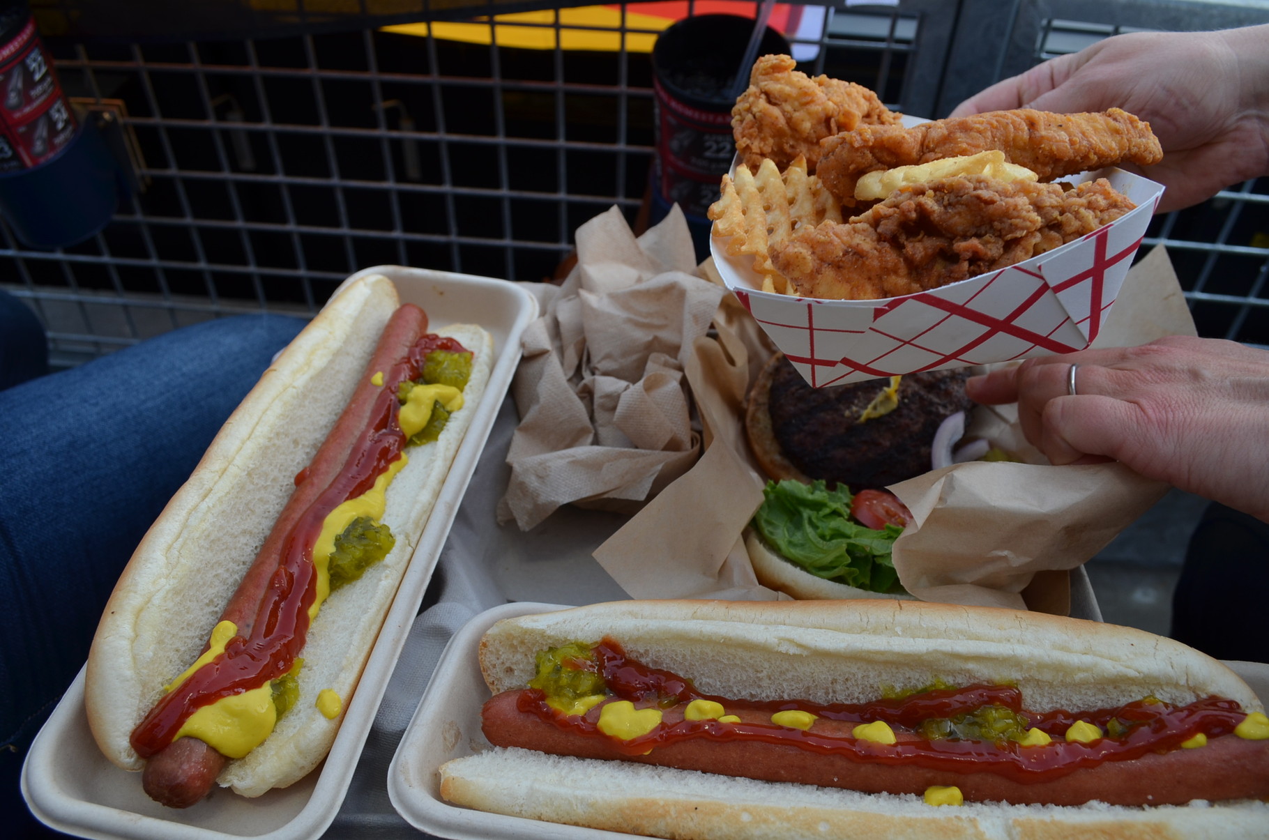 ESSEN! - 1-foot-Hot Dog und Chicken Tender
