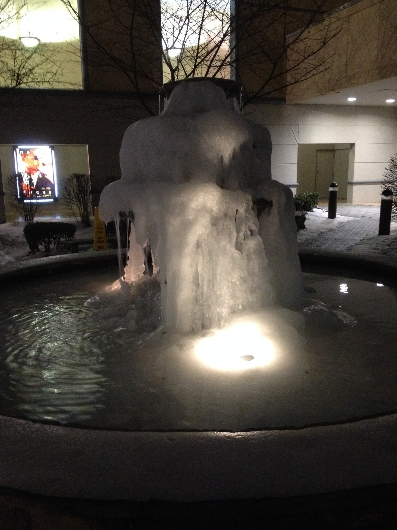 eingefrorener Springbrunnen