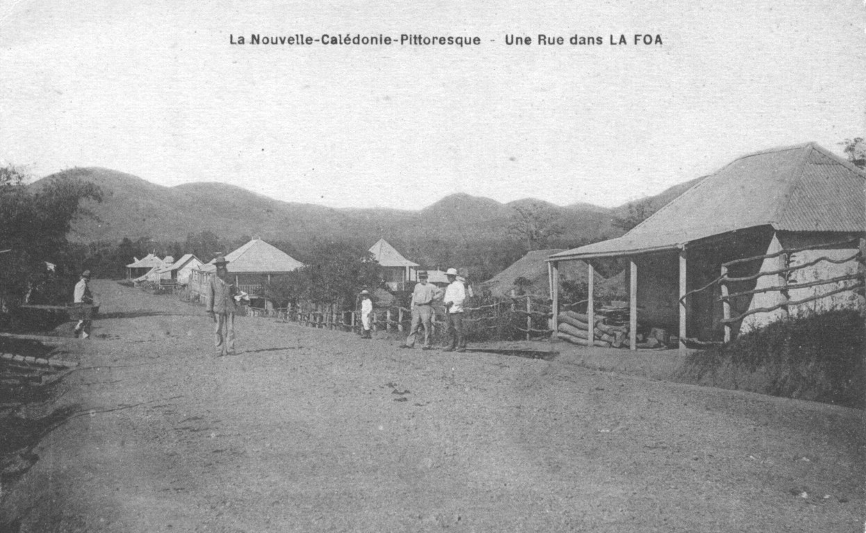 La Foa : maisons coloniales le long d'une rue