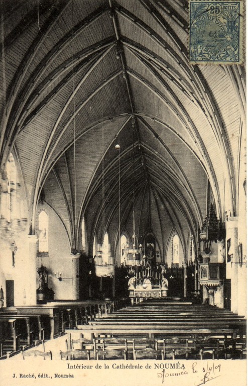 Nouméa : intérieur de la cathédrale, la nef et l'autel