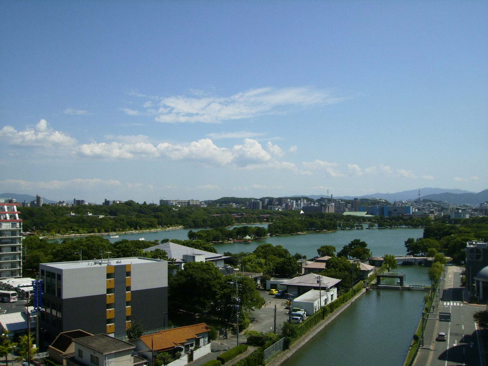 店内からは大濠公園が一望