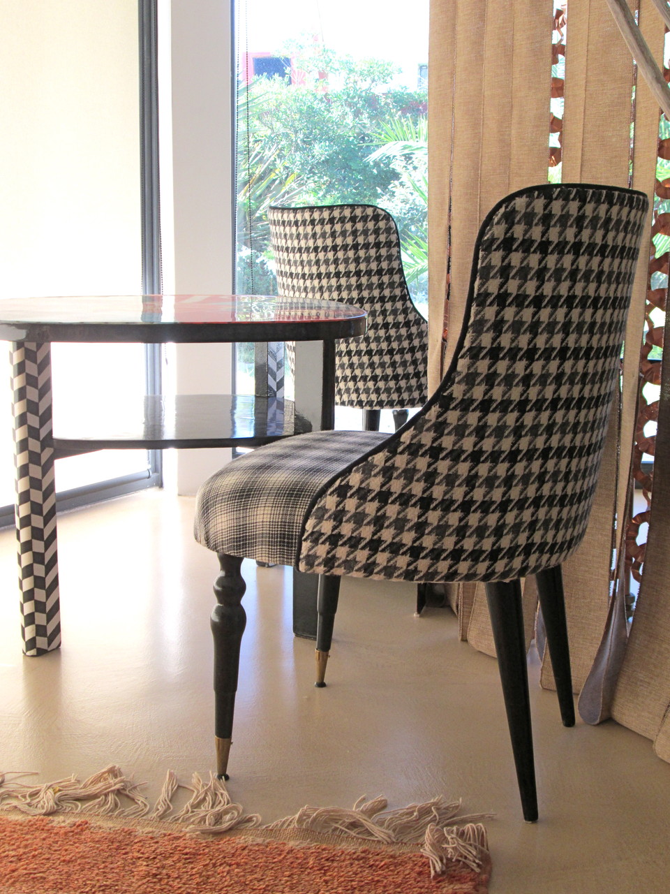 Coppia di poltroncine anni '50 rivestite con una combinazione di tessuti diversi b/n