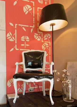 Poltroncina chippendale rinnovata con vinile nero lucido e vernice bianca; parete di fondo decorata con stucchi site specific, 2007/8