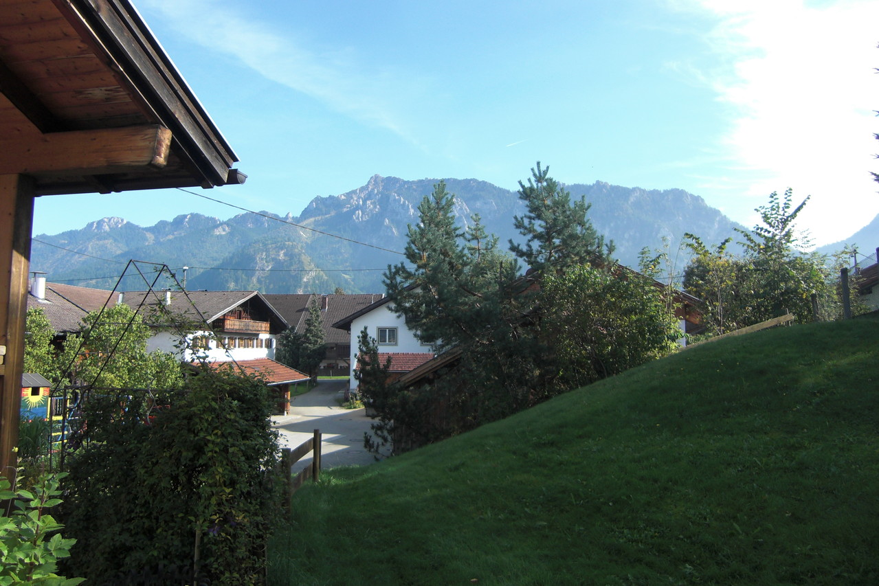 Blick vom Garten auf den Tegelberg