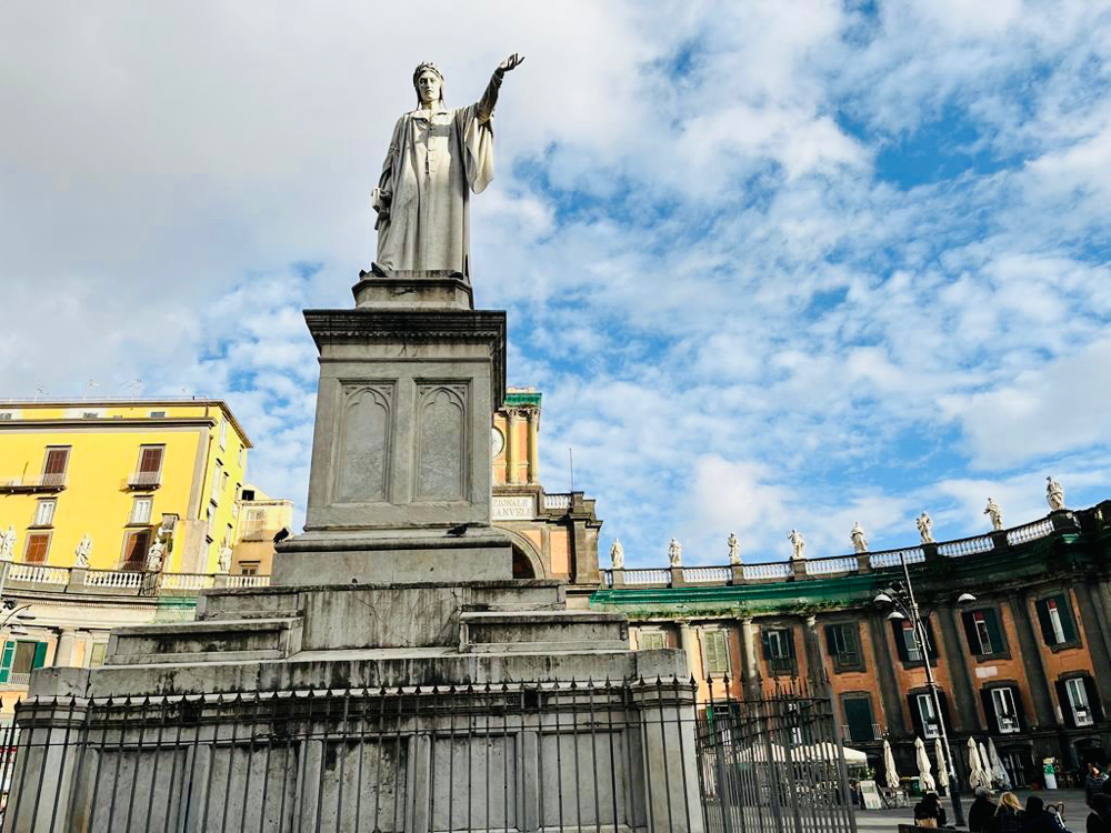 Die Statue des Dichters und Philosophen Dante Allighieri begrüßt euch auf der gleichnamigen Piazza.