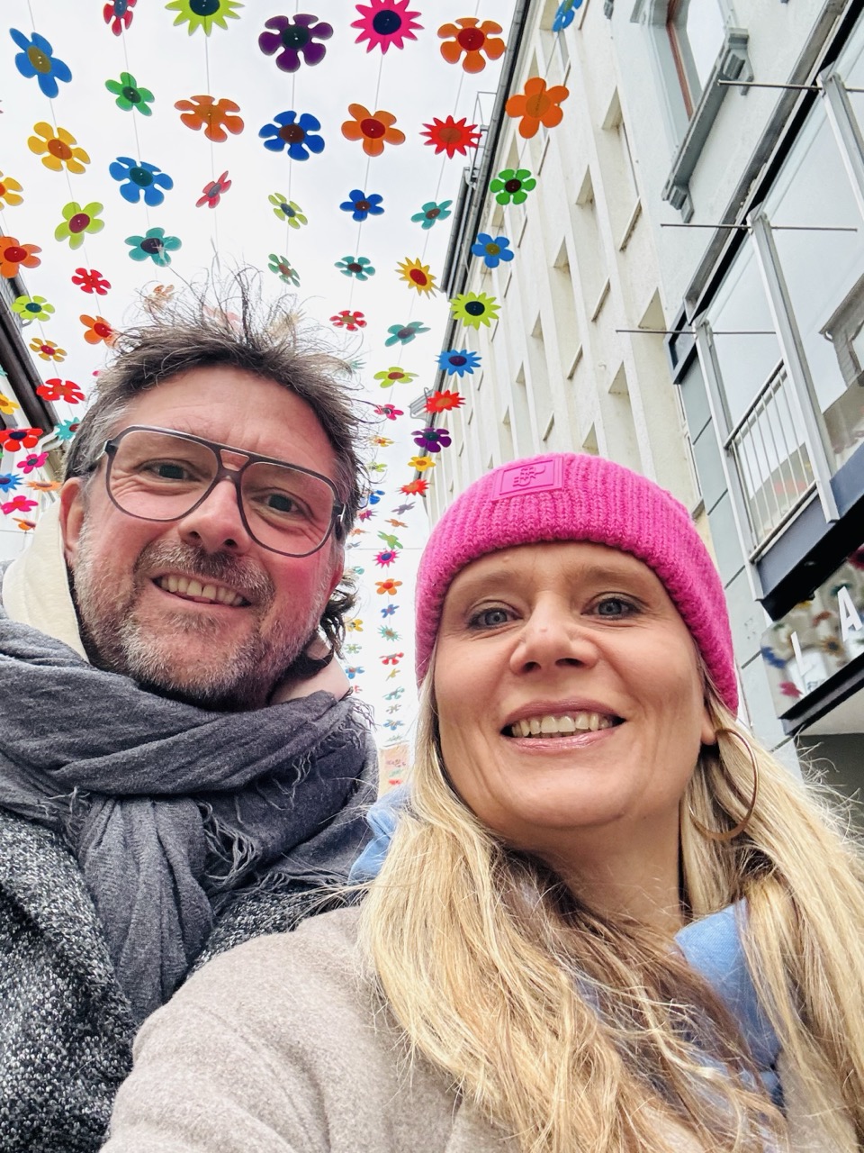 Einkaufsbummel in Koblenz unter einem Blumenmeer