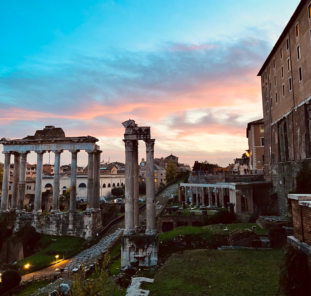 Rom im März- Via dei Fori Imperiali bei Sonnenuntergang