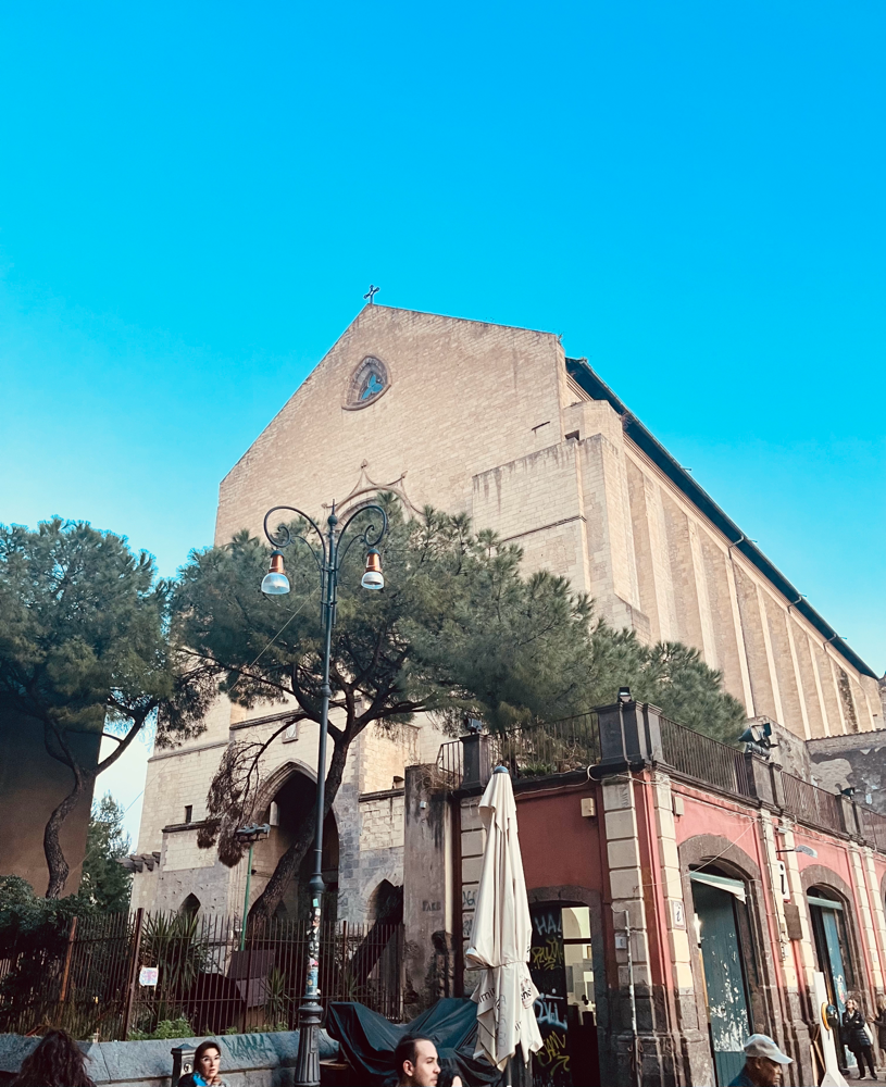 Kirche Santa Chiara mit wundervollem Kreuzgang - Sehenswürdigkeiten in Neapel