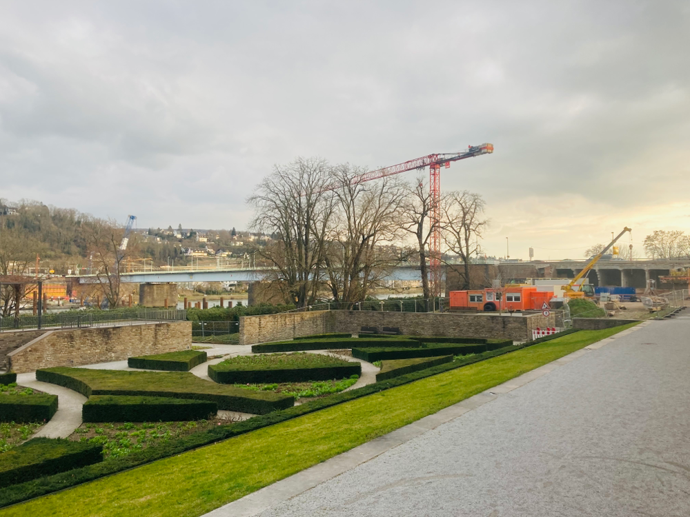 Dauerbaustelle am Koblenzer Schloss - Es wird eine neue Brücke über den Rhein gebaut.