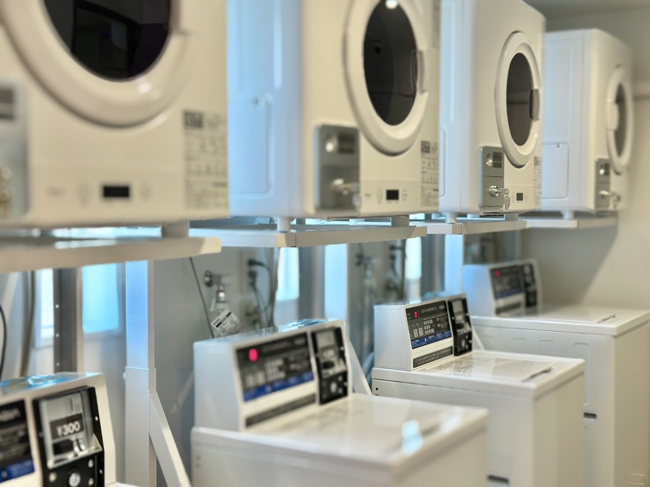 コインランドリー(乾燥機も併設していますが部屋干し用の物干しは各部屋にございます。)