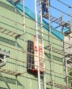 工場、大型倉庫の屋根へ太陽光パネルの荷揚げに「スペースリフト3」