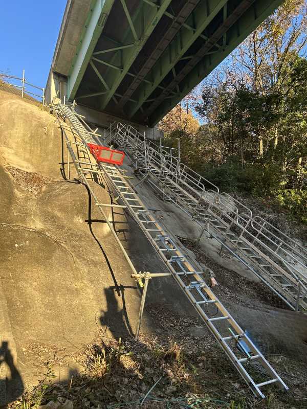 橋脚改修工事で法面リフト使用
