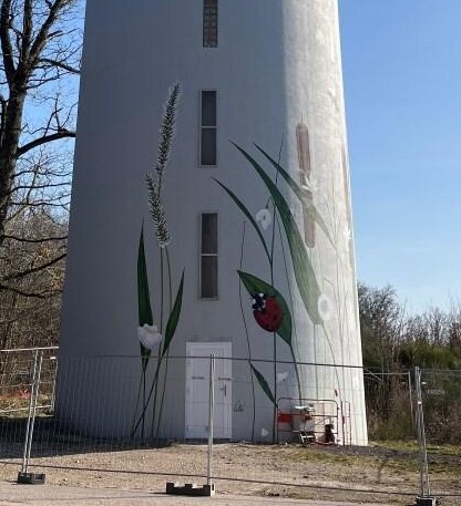 fresque sur château d'eau représentant la faune et la flore par Thibaud Coron à Blainville-sur-l'Eau 
