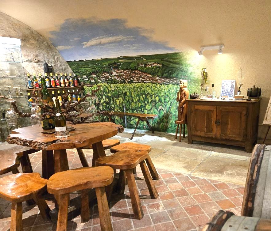 Aménagement d'un caveau de dégustation avec une fresque panoramique du vignoble de Chablis pour le domaine Alain Geoffroy.