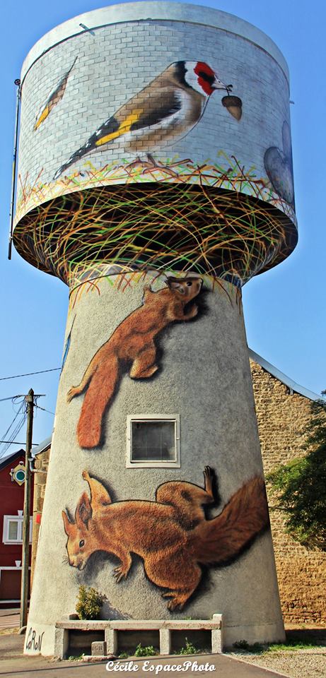 photo d'une fresque sur château d'eau représentant des écureuils et un chardonneret à Montliot-et-Courcelle par Thibaud Coron