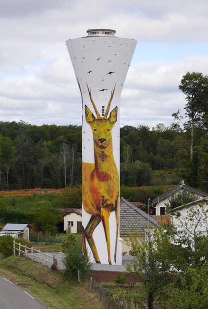 fresque sur château d'eau représentant un chevreuil coloré à Gros-Chastang par Thibaud Coron