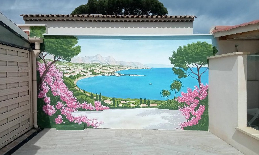 Fresque murale méditerranéenne réalisée à Saint-Aygulf dans le Var pour une villa avec piscine, représentant une vue panoramique sur la mer et la Côte d'Azur.