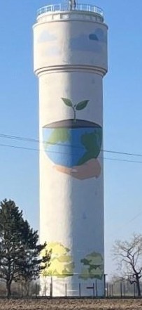 fresque sur château d'eau représentant une main tenant la terre et une plante et des gouttes d'eau par Thibaud Coron à Hilsenheim 