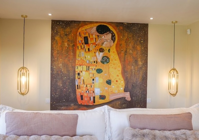 Fresque murale inspirée de Gustav Klimt réalisée dans une chambre à Châtillon-sur-Seine par l'artiste muraliste Thibaud Coron.