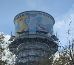  fresque sur château d'eau par Thibaud Coron à Drusenheim représentant des motifs alsacien sur poterie 