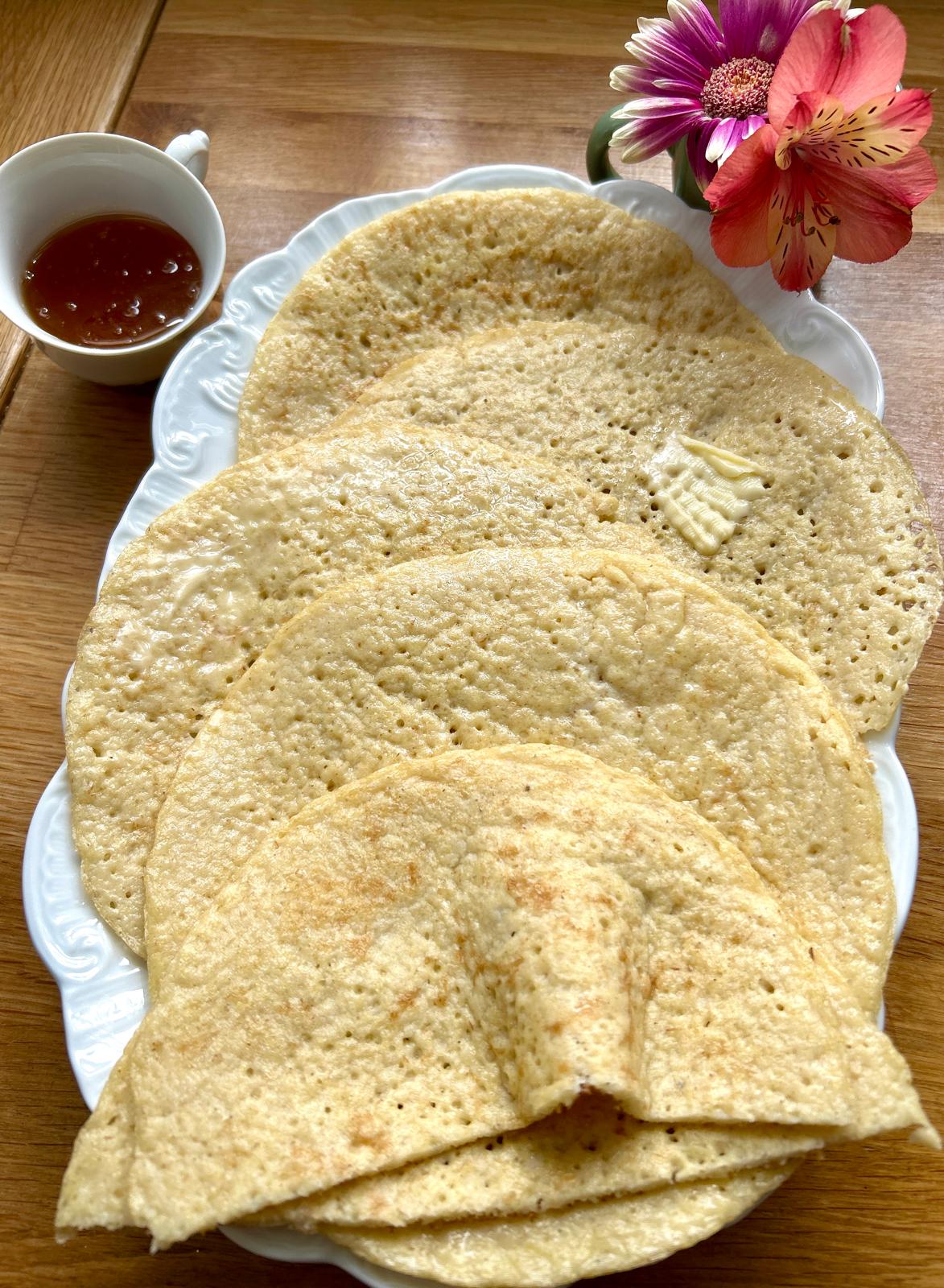 Baghrir sans gluten moelleux aux mille trous servis avec miel, recette traditionnelle facile