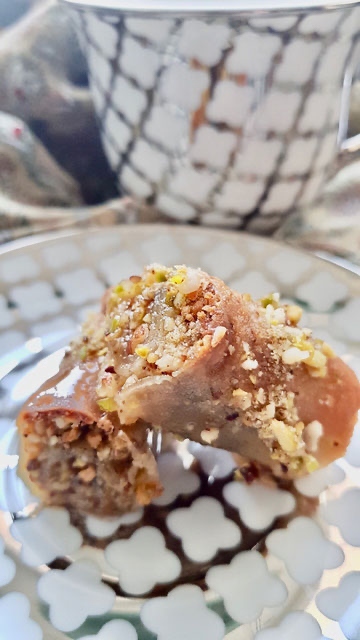 Baklawa rolls sans gluten et vegan garnis de pistaches et noisettes