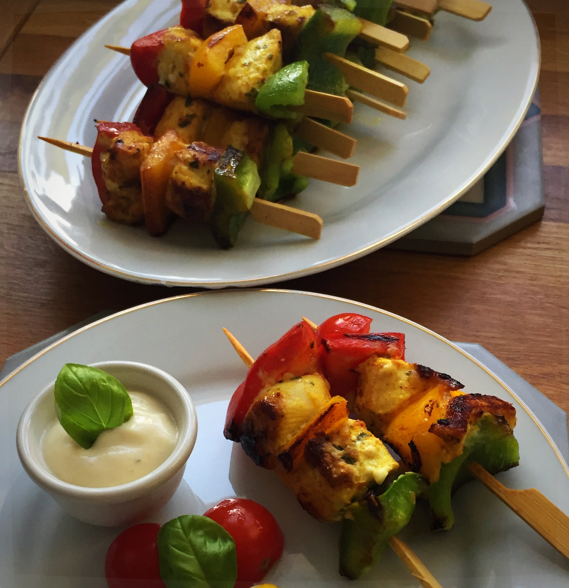 Brochettes de poulet marinées au curcuma et au paprika