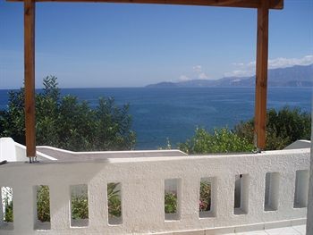 Blick von einer Terrasse auf das Meer