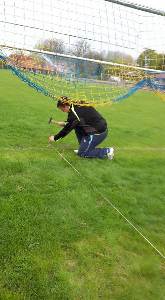 Ein neues Volleyballfeld entsteht