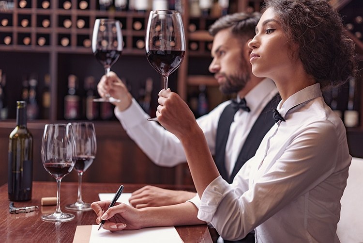 ▷ ¿Qué es un Sumiller? Sueldo, Funciones y Salidas Laborales