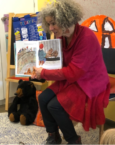 Storytelling-Workshop in der Schule – lebendige Lesung mit Plüschbär, Bilderbuch und leuchtenden Kinderaugen im Klassenzimmer.