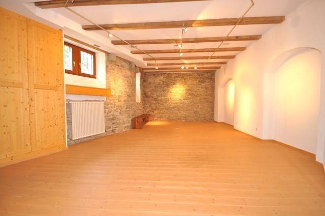 Pilates Studio Basel - Pilates & Motion - schöner Raum mit Holzboden und Natursteinwand - warmes Licht - Pilates in Rheinfelden jetzt in Basel, Schwangerschaftsgymnasitk in Rheinfelden, Rückbildungsgymnastik in Rheinfelden jetzt in Basel