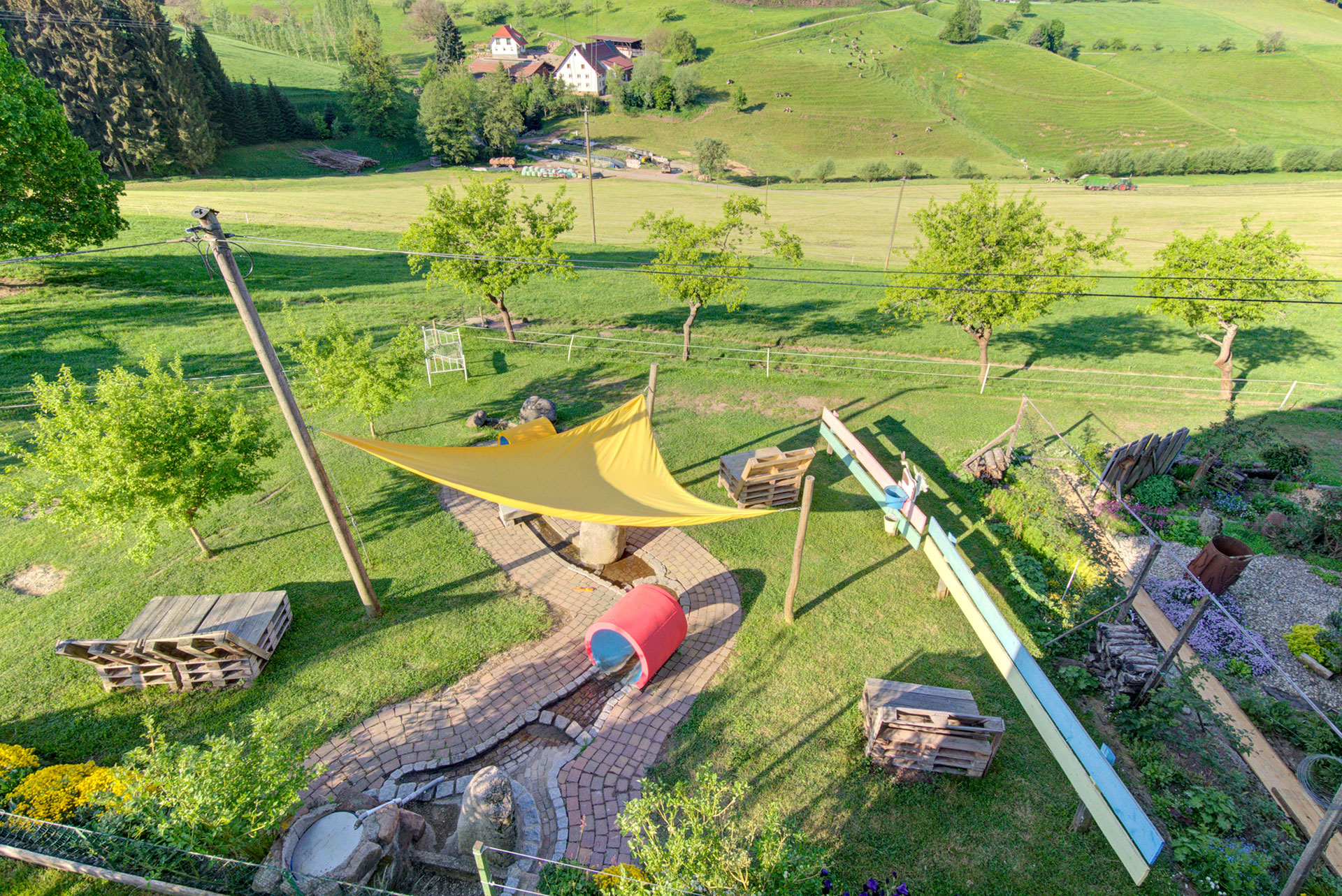 blick zum Spielplatz aus ferienwohnung