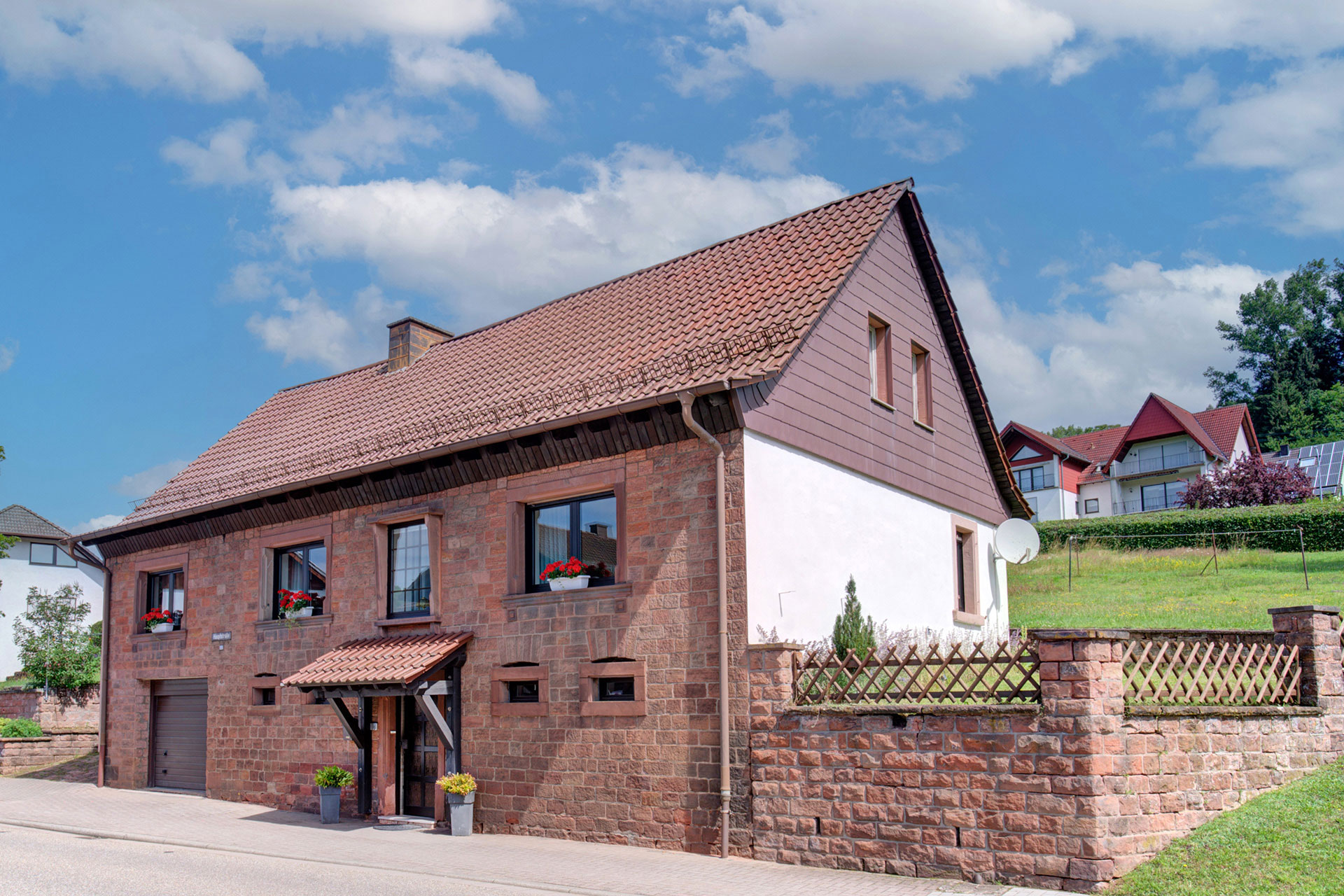 Ferienhaus seitlich von aussen mit blauem Himmel