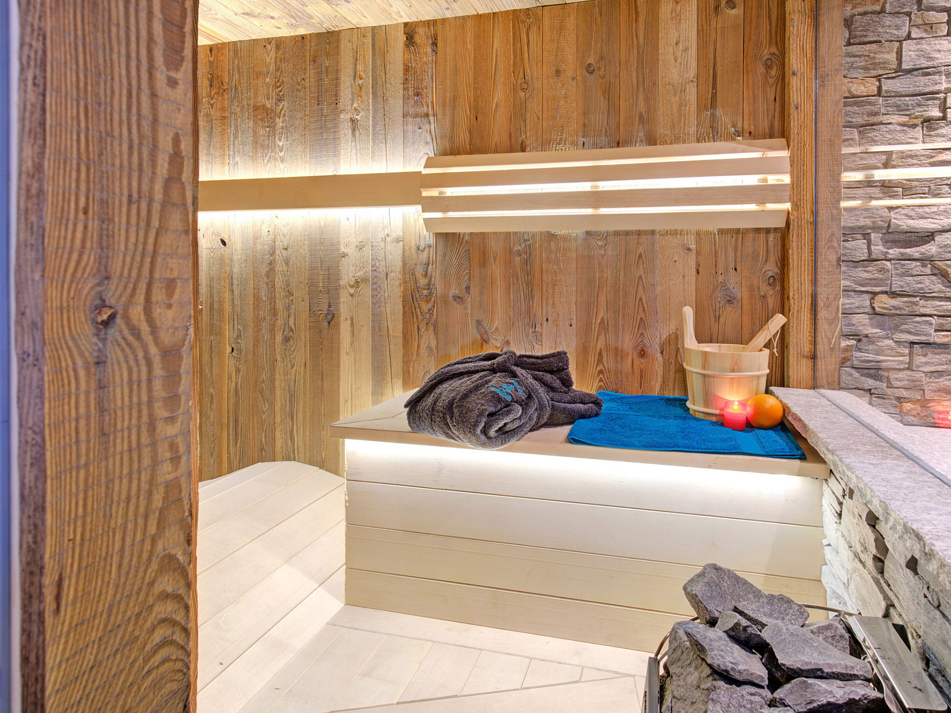 Holzsauna mit Bademantel und saunaeimer