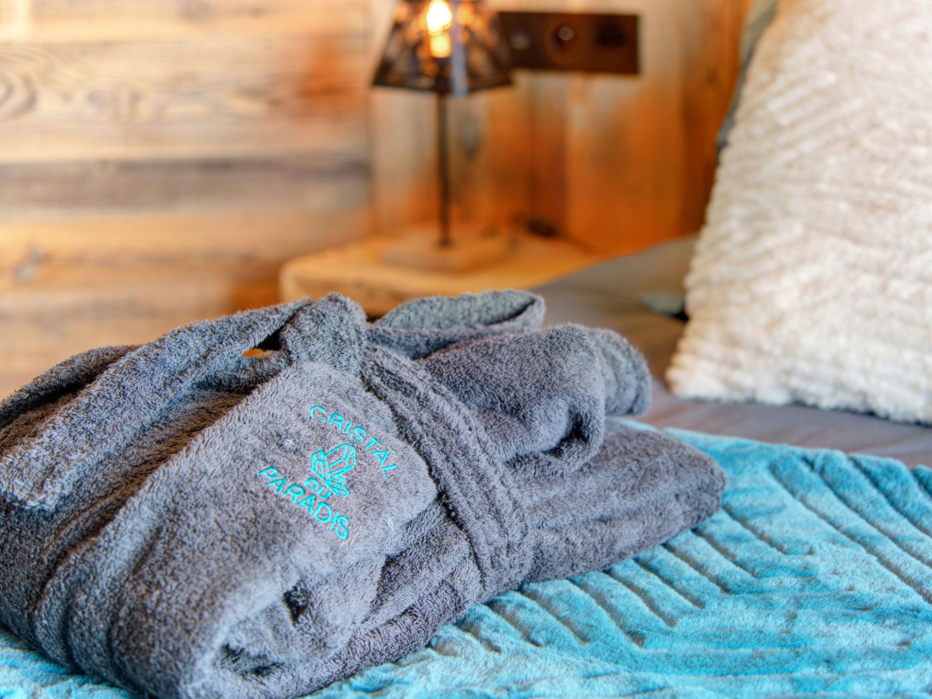 Bademantel mit Logo auf Bett