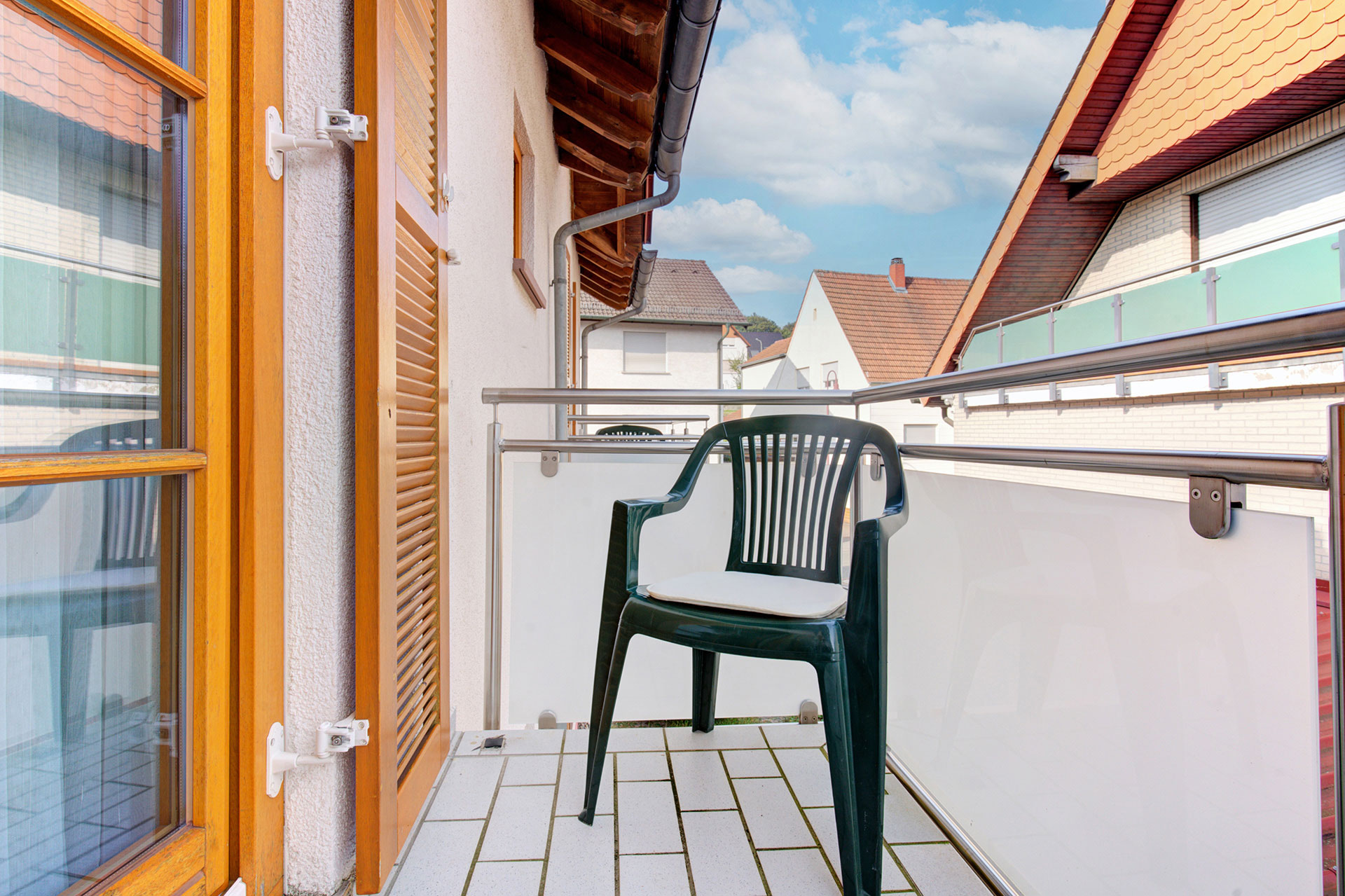 balkon mit stuhl und blauem himmel - vom airbnb fotograf